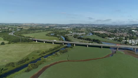 Un-Puente-De-Circunvalación-Y-Una-Autopista-Se-Abren-Camino-A-Través-De-Un-Paisaje-Verde