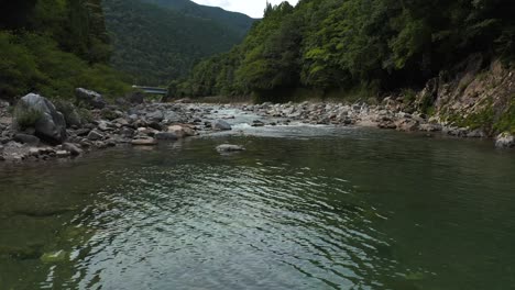 Fliegen-Entlang-Des-Itadori-Flusses-In-Gifu,-Japan
