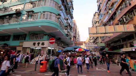Gente-Caminando-En-El-Distrito-De-Sham-Shui-Po,-Hong-Kong