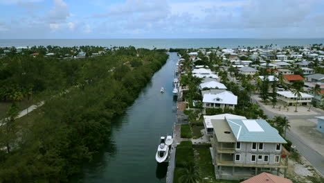 Drone-video-over-neighborhood-Port-Antigua,-in-Islamorada,-Florida-Keys