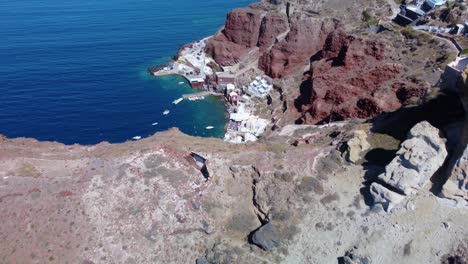 Luftaufnahme-Des-Hafens-Ammoudi-Unterhalb-Des-Weißen-Griechischen-Dorfes-Oia-Auf-Der-Klippe-Der-Caldera-Von-Santorin