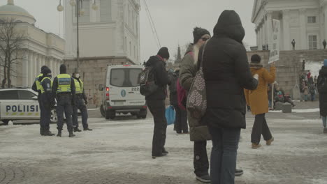 Eine-Gruppe-Von-Menschen,-Die-Zu-Fuß-An-Einem-Großen-Protest-In-Der-Innenstadt-Von-Helsinki-Teilnehmen