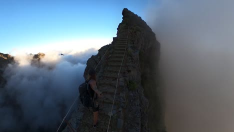 360-Grad-POV-Aufnahme-Eines-Jungen,-Fitten-Und-Athletischen-Mannes,-Der-Den-Gipfel-Des-Pico-Das-Torres-Auf-Madeira-Erklimmt