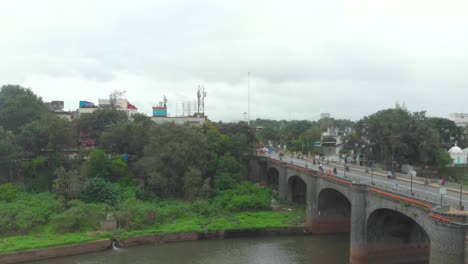 Eine-Aufsteigende-Drohne-Schoss-An-Einem-Bewölkten-Tag-über-Die-Shaniwar-Wada-Chhatrapati-Shivaji-Bridge-Road-Und-Dr.-Hegdewar-Chowk.-Altes-Kulturerbe-Der-Stadt-Pune-In-Indien