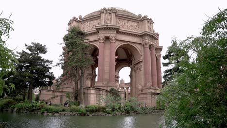 Amazing-perspective-view-of-the-Palace-of-Fine-Arts-in-San-Francisco,-California