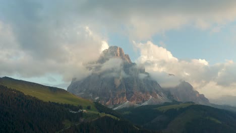 Bewölkter-Berggipfel-Langkofel-Bei-Sonnenuntergang,-Dolomiten,-Südtirol