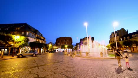 Deauville,-Frankreich---Juli-2014:-Nachtansicht-Der-Straßen-Der-Stadt