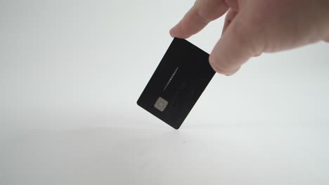Zeitlupe-Einer-Kreditkarte,-Die-Vor-Weißem-Hintergrund-Gedreht-Wird