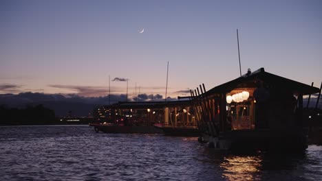 Abenddämmerung-über-Dem-Nagara-Fluss,-Boote-Bereit,-Das-Ukai-Kormoran-Angelfest-Zu-Sehen