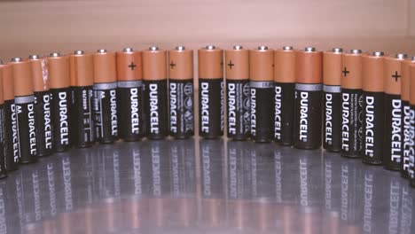 Duracell-Batterien-Rollen-über-Den-Tisch