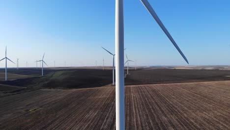 Turm-Einer-Windkraftanlage,-Die-Erneuerbare-Energie-In-Einem-Öko-Windpark-Unter-Sonnenlicht-Produziert