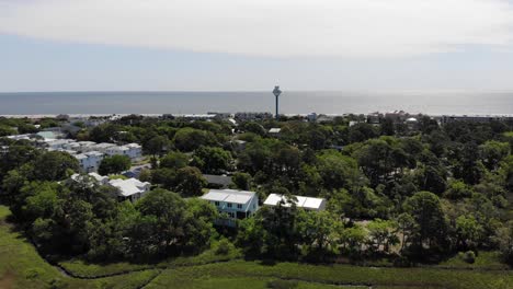 Torre-De-Agua-De-La-Isla-Tybee-Casas-Barrio-Océano-Atlántico-Drone-Aéreo