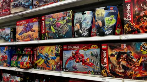 Lego-Spielzeug-Ordentlich-Auf-Dem-Ausstellungsregal-Platziert