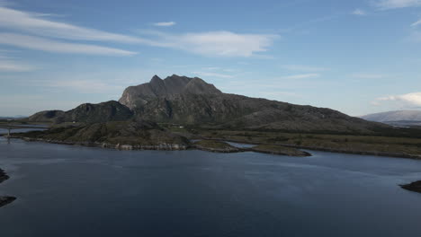 Herrliche-Aussicht-Auf-Den-Berg-Donnamannen-Auf-Der-Insel-Donna-In-Helgeland,-Norwegen
