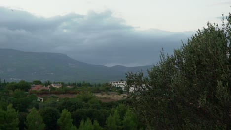 Vista-Panorámica-En-Cámara-Lenta-De-La-Montaña-Parnitha,-Atenas,-Grecia
