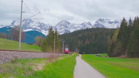 Tren-Del-Ferrocarril-Alemán-Está-Pasando-Por-Las-Montañas