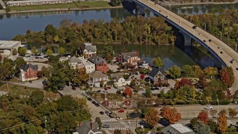 Chattanooga-Tennessee-Aerial-V16-Schwenkaufnahme-Der-Innenstadt-Von-Bluff-View,-Kunstviertel-Am-Flussufer,-Flussüberquerungsbrücken-Mit-Herbstlicher-Farbpalette-–-Aufgenommen-Mit-Der-Kamera-Inspire-2,-X7-–-November-2020