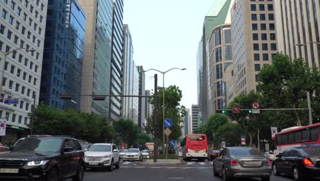 Distrito-De-Gangnam-Con-Mucho-Tráfico-Mirando-Hacia-Los-Edificios-De-Gran-Altura,-Corea-Del-Sur