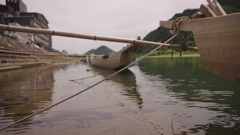 Canoas-Japonesas-A-Lo-Largo-Del-Río-Nagaragawa-En-La-Ciudad-De-Gifu