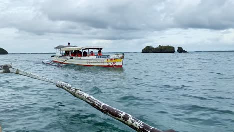 Bangka-Boote-Mit-Touristen,-Die-An-Inseln-Im-Ozean-Vorbeifahren-–-Touristische-Reisen-Und-Reiseziele
