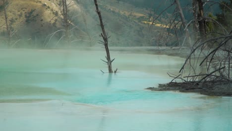 Mammoth-Hot-Springs-Yellowstone-National-Park-a-view-of-the-beautiful-aqua-marine-blue-waters-of-steamy-pools