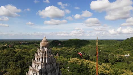 Volar-Sobre-El-Templo-Budista-Phnom-Pros-Revelando-La-Cabeza-De-Buda-En-Kampong-Cham,-Camboya-Exuberante-Campo