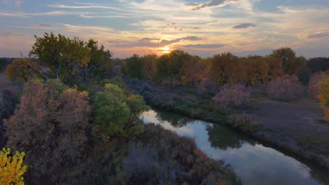 In-Diesem-Atemberaubenden-Sonnenuntergang-Entlang-Des-Platte-River-In-Colorado-Stapeln-Sich-Die-Farben-In-Herbstlichen-Schichten