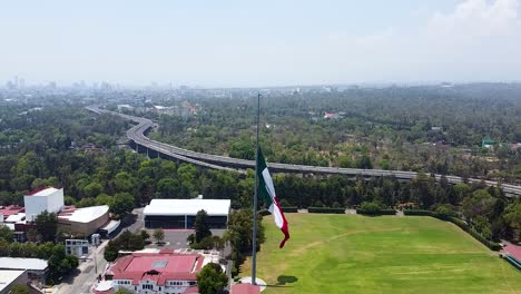 Vista-De-La-Bandera-Mexicana-Sobre-Campo-Marte