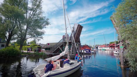 Segelboot-Auf-Dem-Starnberger-See-Fährt-In-Den-Hafen-Ein
