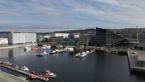 Barcos-Y-Yates-Atracados-En-El-Puerto-De-Trondheim-En-Noruega-Con-Edificios-Contemporáneos-En-Segundo-Plano.