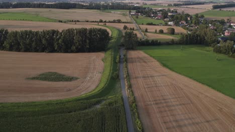 Toma-Aérea-De-Drones-De-área-Semiurbana-Y-Canal-De-Agua-En-Svitavy,-República-Checa