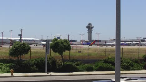 El-Avión-Despega-Del-Aeropuerto-Lax-En-Los-Ángeles.
