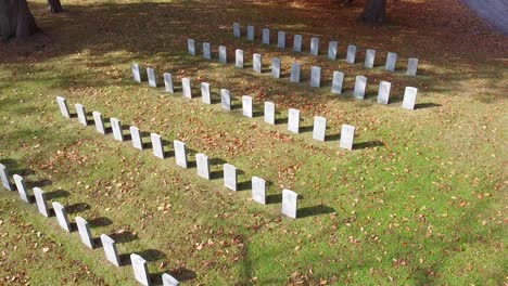 Vista-Aérea-De-Un-Cementerio-Militar