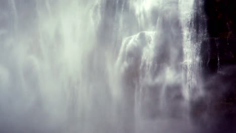 Wasser--Und-Nebelschwaden-Plätschern-In-Form-Eines-Mächtigen-Wasserfalls-Den-Berg-Hinab