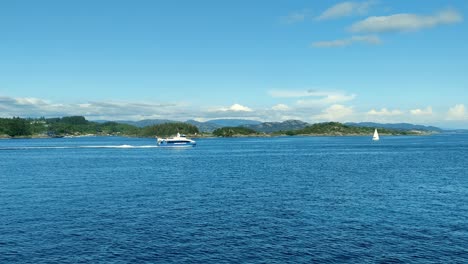 Express-Boat-Rygertroll-De-Rodne-Company-Haciendo-Turismo-Por-Los-Fiordos-Durante-El-Cálido-Día-De-Verano---Noruega