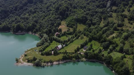 Luftorbit-Tageslichtaufnahme-Eines-Traditionellen-Dorfes-In-Einem-Gesunden-Ökosystem-Aus-Seen-Und-Wäldern-In-Paltinu-Im-Doftana-Tal-In-Rumänien