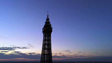 Blackpool-Tower-Sonnenaufgang-Luftaufnahme-Hoch-über-Der-Küste,-Wahrzeichen,-Touristenattraktion