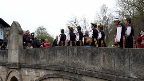Prozession-Bulgarischer-Mädchen-In-Traditioneller-Kleidung-Beim-Überqueren-Der-Brücke-Gefilmt