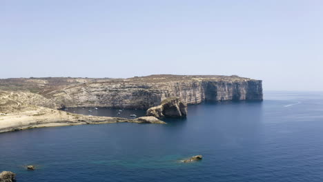 Bahía-Marina-De-Dwerja-Con-Yates-Anclados-Entre-Enormes-Acantilados-Rocosos,-Malta