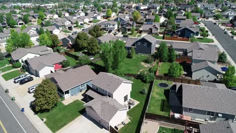 Eine-Drohne-Erhebt-Sich-Und-Enthüllt-Eine-Ordentlich-Gepflegte-Nachbarschaft