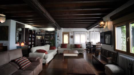 Moderne-Zimmerpräsentation-Mit-Traditioneller-Dekoration-Und-Holzdach