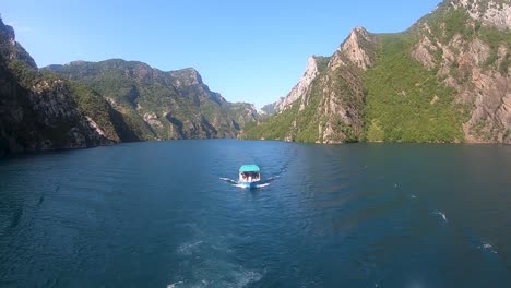 Trayecto-En-El-Lago-Koman,-Albania-En-Ferry