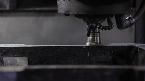 Arbeitssicherheit-Erstes-Konzept,-Gießerei,-CNC-Fräsmaschine-Für-Die-Metallbearbeitung