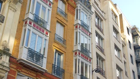 Typische-Hausfassade-Im-Alten-Viertel-Von-Paris,-Frankreich