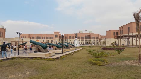 Kanonen-Im-Innenhof-Des-ägyptischen-Nationalen-Militärmuseums-In-Der-Zitadelle-Von-Kairo