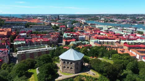 Skansen-Kronan-Fortress-Overlooking-The-City-Of-Gothenburg-Sweden---aerial-ascending