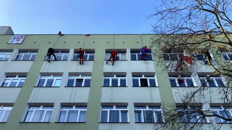 &quot;escaladores-Para-WoŚp&quot;---Ventanas-Limpias-En-El-Hospital-Infantil-En-Gdańsk