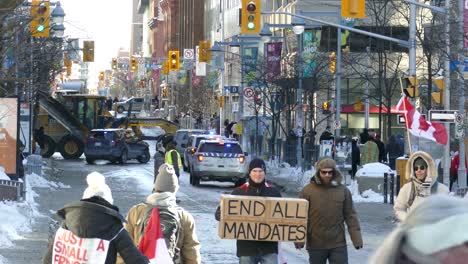 Camiones-Y-Manifestantes-Bloquean-La-Intersección-De-Calles-Durante-Las-Protestas-Contra-El-Convoy-De-Vacunas-Tituladas-&quot;convoy-De-La-Libertad&quot;-En-Ottawa,-Ontario,-Canadá,-El-30-De-Enero-De-2022