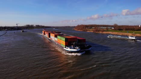Luftaufnahme-Des-Vorderen-Bugs-Eines-Millennium-Schiffes,-Das-Frachtcontainer-Entlang-Der-Oude-Maas-Transportiert