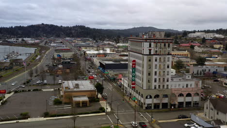 Aerial-View-Of-Tioga-Building-Apartment-Along-Oregon-Coast-Highway-In-Coos-Bay,-Oregon